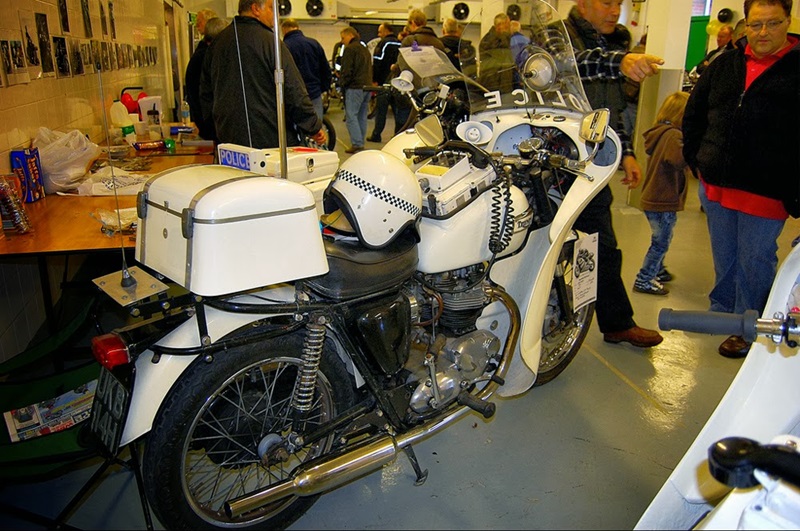 Полицейские мотоциклы Triumph Thunderbird 6T SAINT и Norton Commando Interpol