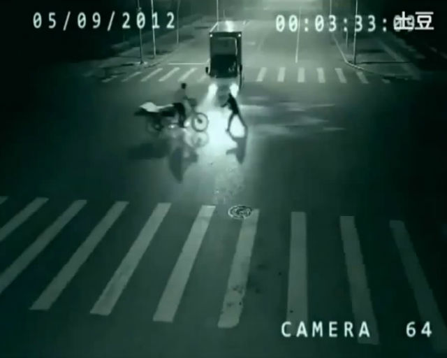 Телепортация в Китае снята камерой наблюдения — человек на мотоцикле спасен неизвестной женщиной.