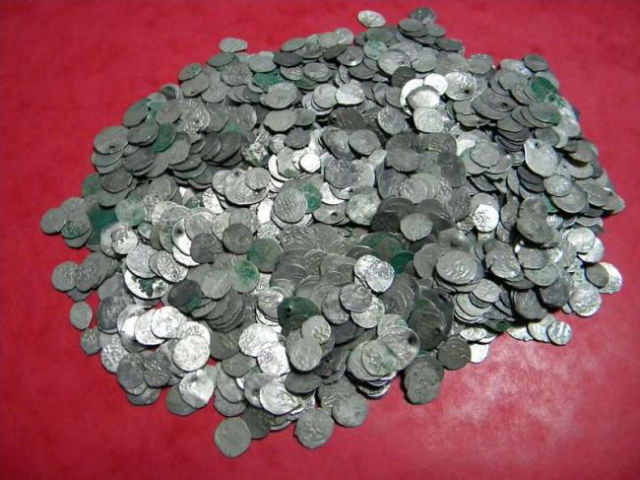 В Румынии найден клад из 1.5 тыс. серебряных монет.