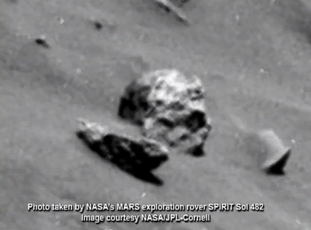 Череп на Марсе. Удивительно ясное фото NASA.