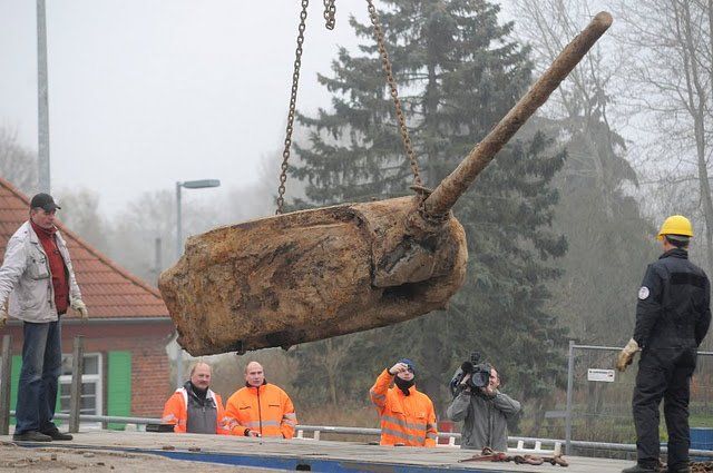 Строители в Ростоке освобождают советский танк