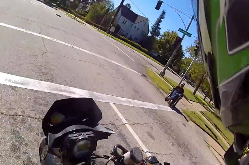 Достойный поступок мотоциклиста (видео)