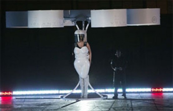 Леди Гага продемонстрировала в Нью-Йорке первое в мире «летающее платье»(фото+видео)