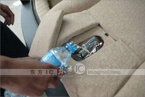 Китайцы установили туалет в машине