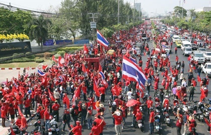 Десятки тысяч человек участвуют в антиправительственном митинге в Бангкоке