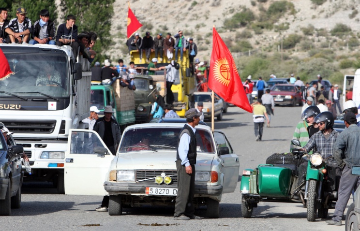 В Киргизии на перекрытой митингующими автотрассе скопилось более 300 грузовиков
