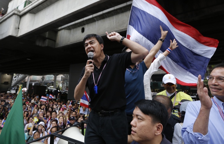 В Бангкоке оппозиционеры прорвались к зданию штаб-квартиры таиландской армии