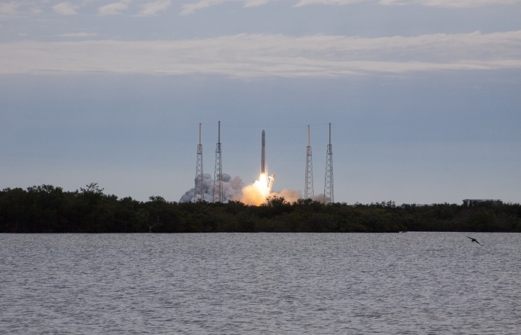 В США снова отложен запуск ракеты-носителя Falcon 9 с первым коммерческим спутником