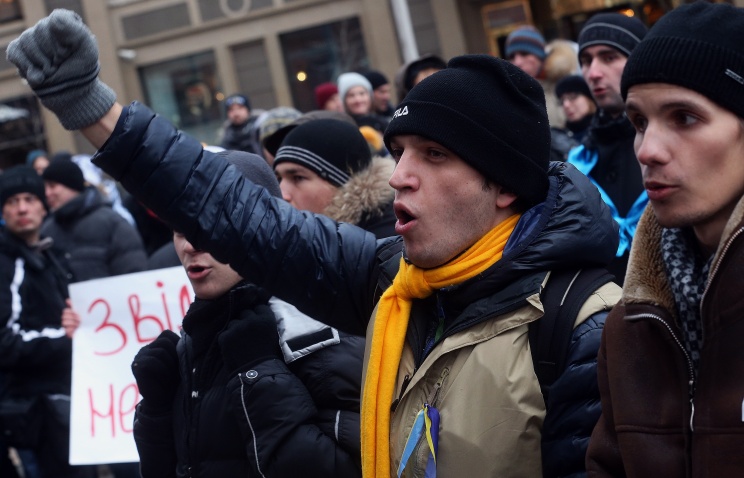 Азаров: украинские СМИ игнорируют митинги в поддержку президента и правительства