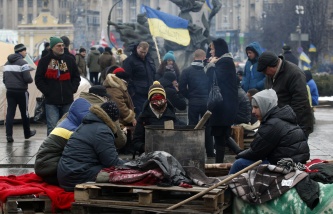 Демонстранты в Киеве перегородили улицу у здания правительства баррикадой