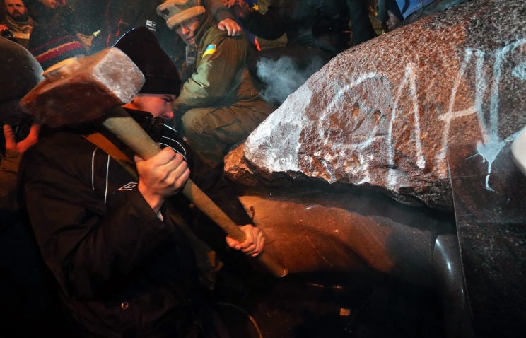 Киевская милиция провела первые задержания по факту сноса памятника Ленину