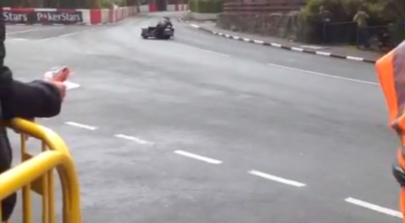 Sidecar TT 2013: авария на повороте Крукшэнкс (видео)