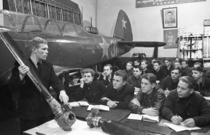 Ленинград, 10 декабря 1943: Учреждения культуры шьют одежду и выпускают "танки"