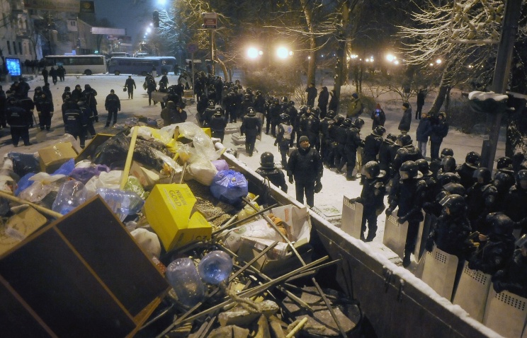 В Киеве милиция снесла баррикады в районе парламента и администрации президента