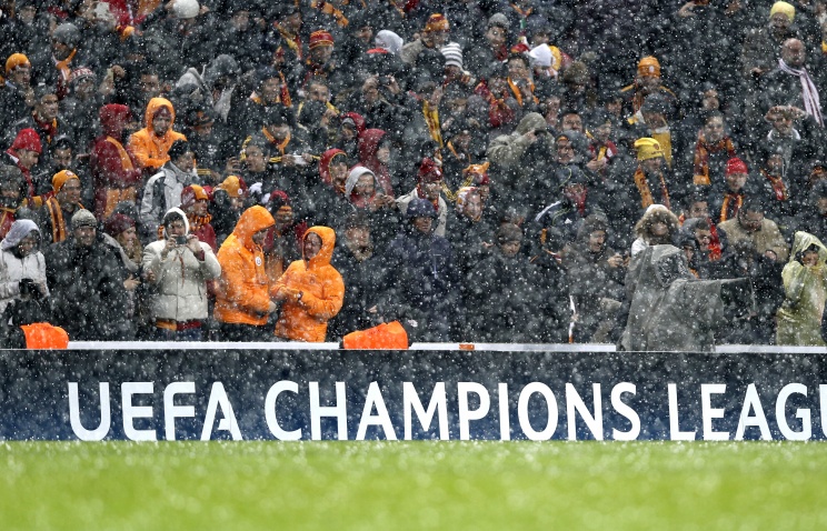 Футбольный матч ЛЧ "Галатасрай" - "Ювентус" приостановлен из-за снегопада в Стамбуле