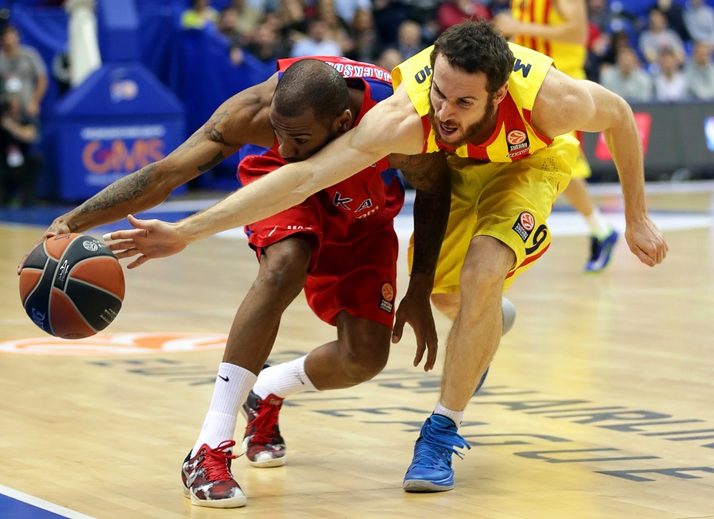 Баскетболисты ЦСКА на своей площадке победили "Барселону" в матче Евролиги