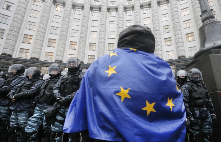 Еврокомиссар: ЕС приостанавливает работу по подписанию торгового соглашения с Украиной