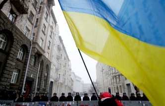 Около 300 сторонников оппозиции проводят пикет у здания ЦИК Украины