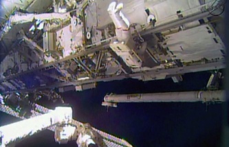 Астронавты МКС досрочно завершили выход в открытый космос