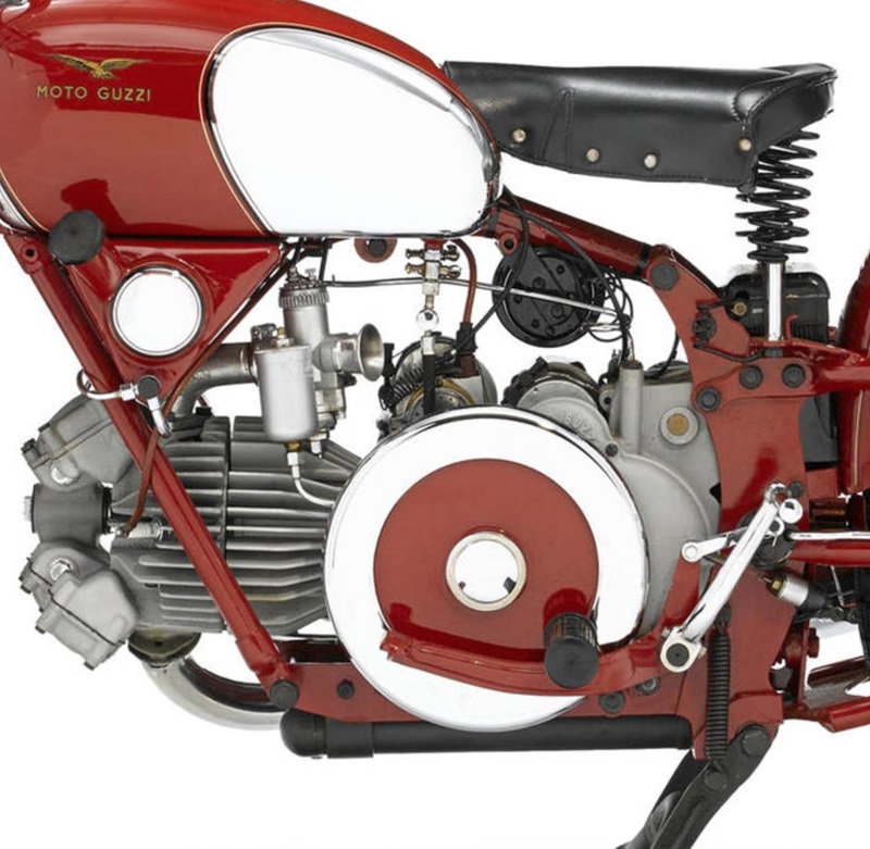 Старинный мотоцикл Moto Guzzi Falcone 1950