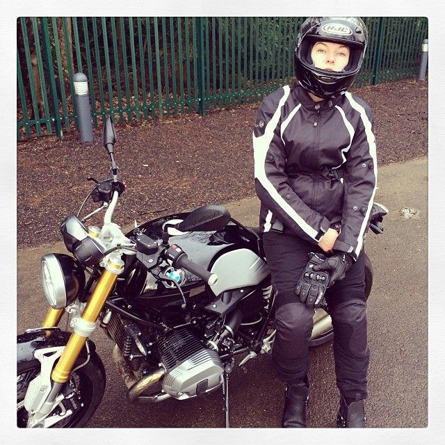 Выжившая 2014: Мила Йовович на мотоцикле BMW R nineT