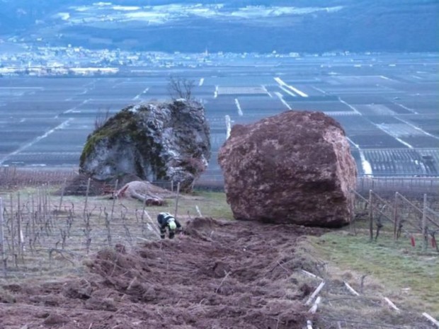 В Германии огромный камень скатился с горы