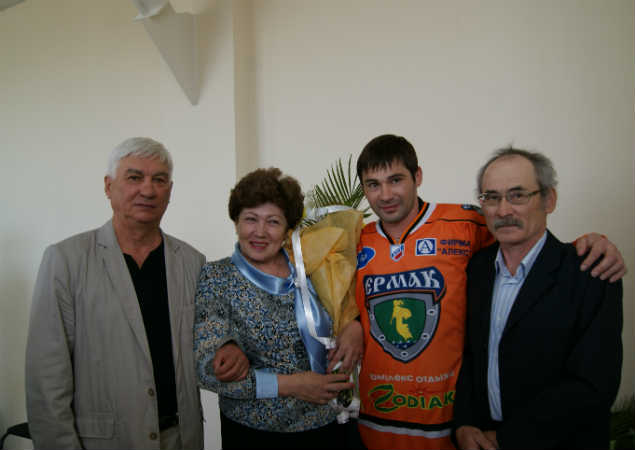 Александр с родителями и первым тренером.