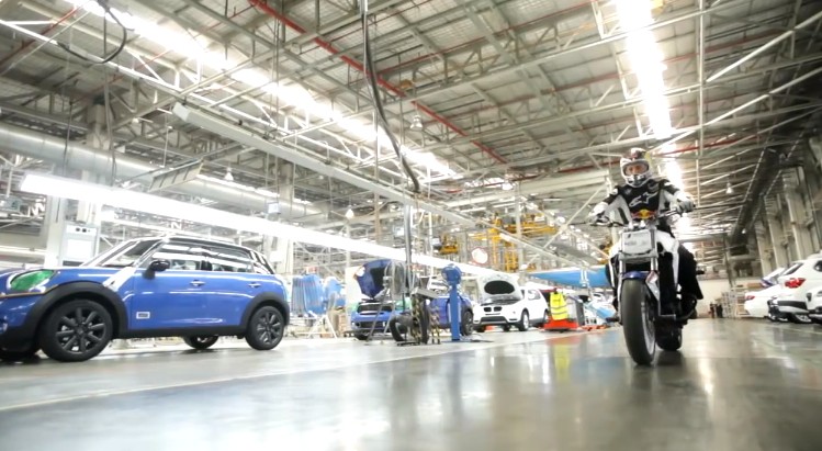 Крис Пфайфер на фабрике BMW в Бангкоке (видео)