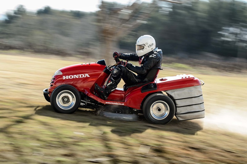 Honda HF2620 - официально самая быстрая газонокосилка в мире (видео)