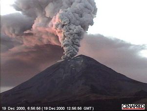 Усиливается извержение вулкана Попокатепетль