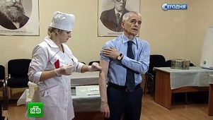 Онищенко призвал россиян быть бдительными при вакцинации