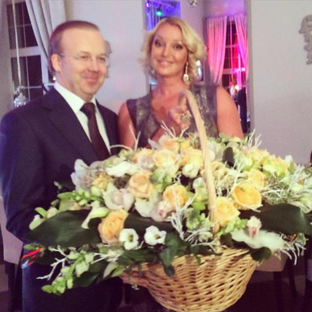 Волочкова получила в подарок на 39-летие целую «Газель» цветов