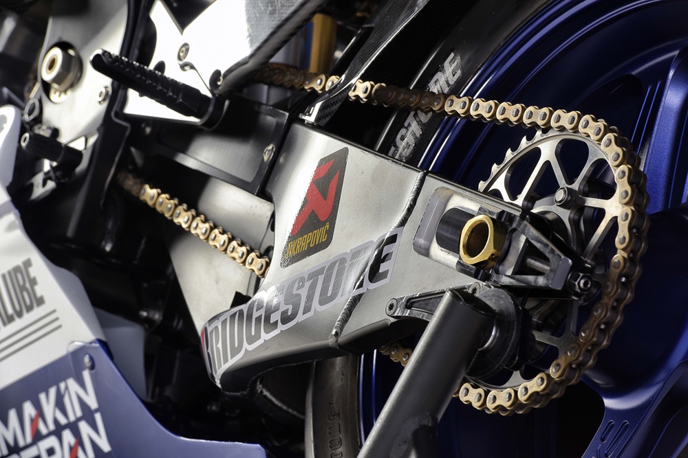 Прототип Yamaha YZR-M1 2015 и команда Yamaha Movistar (66 фото)
