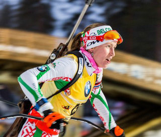 Домрачева отыграла 18 позиций в гонке преследования на ЧМ-2015