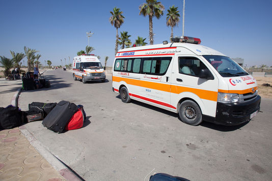 krankenwagen transportieren von verletzten und versuchen, über die grenze zwischen dem Gazastreifen und Ägypten, um sich in Ägypten in Rafah, den 10. juli. Die ägyptischen behörden haben geöffnet, die grenze zu passieren, die Palästinenser wurden verletzt, sodass sie sich einer medizinischen behandlung in die krankenhäuser des landes. 