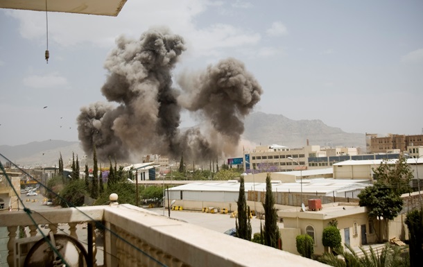 Аэропорт столицы Йемена объят огнем после авиаударов