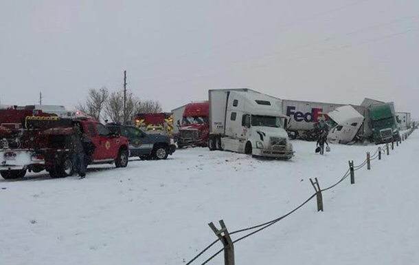 Около 70 автомобилей столкнулись из-за снежной бури в США