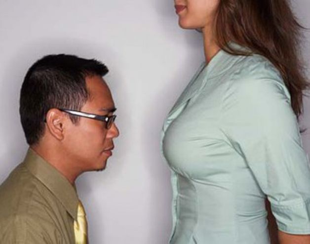 Ученые выяснили,что разглядывание женской груди полезно для мужчин.
