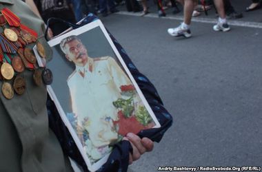 В Киеве пенсионеры с портретом Сталина чуть не устроили драку
